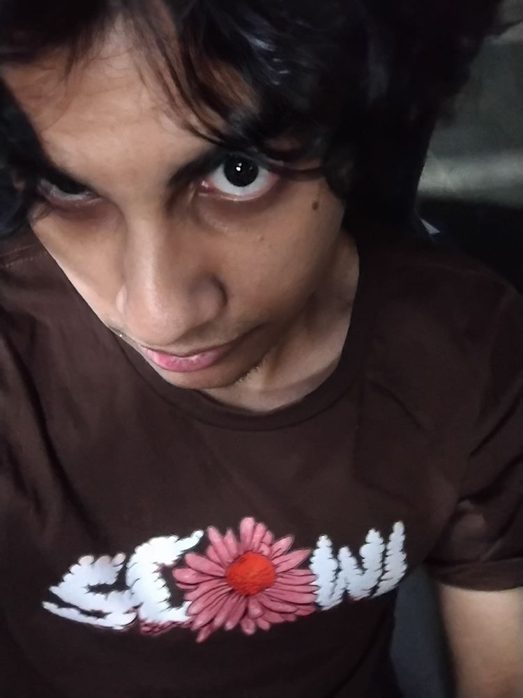 Blusinha de banda Scowl e uma pessoa com cara horrível usando ela 