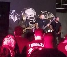 Apresentação cover de Avanged Sevenfold com integrante fantasiado como Ghoul do Ghost 