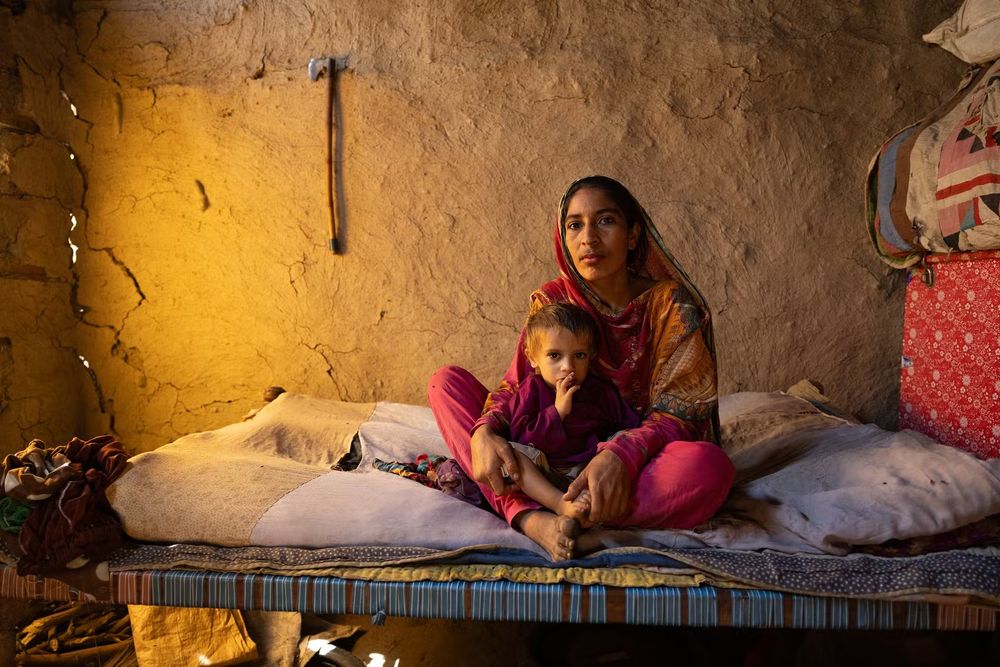 Wazira Rashid and her son Delbar, suffering from severe acute malnutrition. In the village of Budho Talpur, Pakistan, February 4, 2025. Credit : Insiya Syed for "Le Monde"
