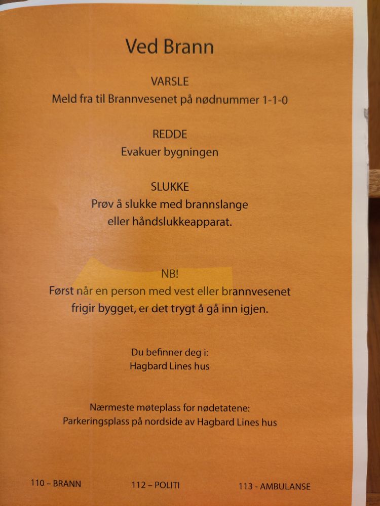Branninstruks. Det står m.a. "Først når en person med vest eller brannvesenet frigir bygget, er det trygt å gå inn igjen"