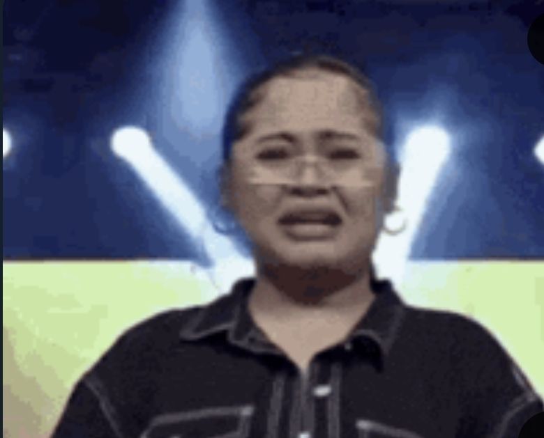 Gif de la meuf qui fait semblant d'être triste, là elle est triste