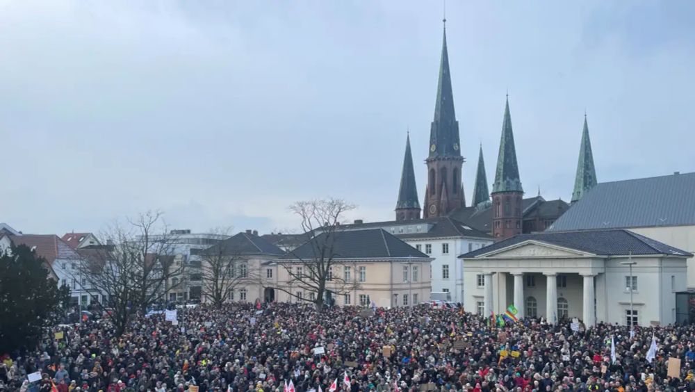 Protest auf Schlossplatz: 17.000 Menschen setzen in Oldenburg ein Zeichen gegen Rechtsextremismus