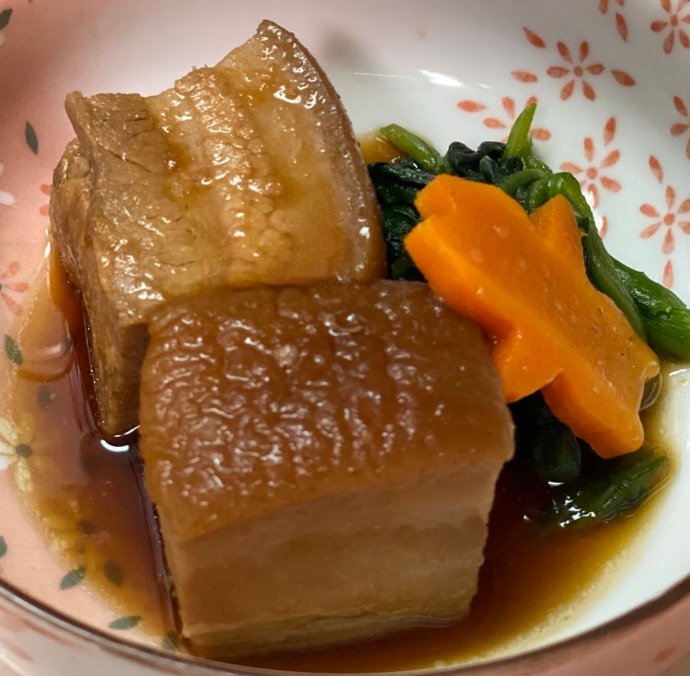 豚の角煮に添えた人参をクマさんクッキー型で抜いたら、呪いの人型みたいになっている写真