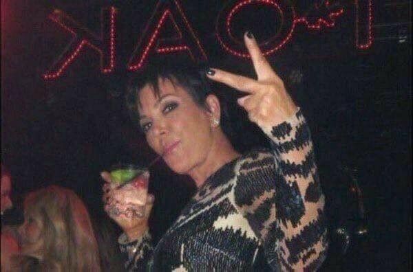 meme : photo de chris jenner qui fait un peace sign en sirotant un cocktail en boîte