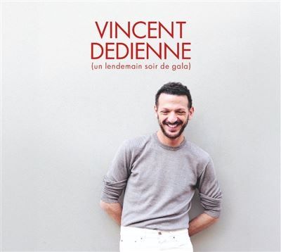 pochettede l'album Un lendemain soir de gala de Vincent Dedienne. On voit Vincent en pull gris et pantalon blanc, plan américain, en train de rire appuyé contre un mur gris. Au dessus, le nom et le titre en rouge