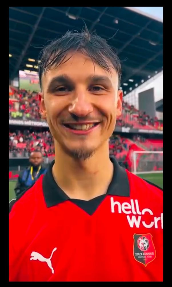 Sid est content

(Photo de Lepaul, en très (très) gros plan, tout sourire, en maillot rennais rouge, devant la tribune. Son nez occupe 12% de la photo)