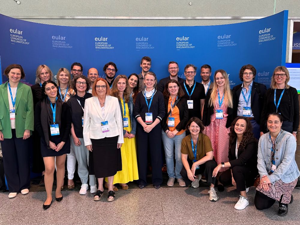 Group of people in front of a EULAR booth
