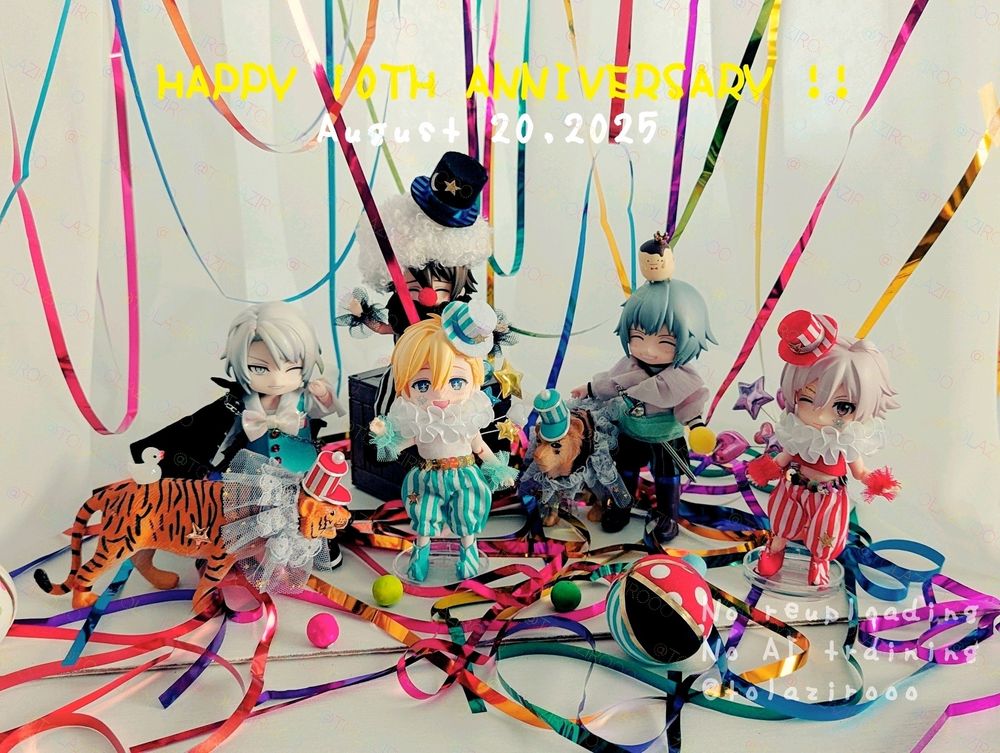 アイドリッシュセブン10周年のお祝いの日
カラフルなテープの散った天蓋ステージでピエロの色違い衣装を着たナギさんと天兄。楽、環、龍は何の衣装でしょうか?

ツリーにそれぞれの写真📷をつなげていきます🌟