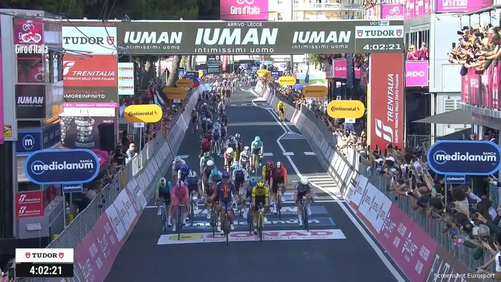 Wat een verrassing! Casper van Uden is met waanzinnige sprint de snelste in vierde Giro-etappe, voor Kooij en Zijlaard
