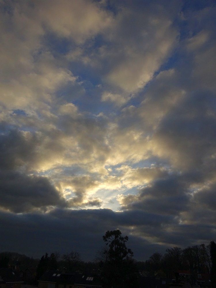 Dezelfde opklaring gezien vanuit het keukenraam. 

The same clearing in the clouds seen from the kitchen window.