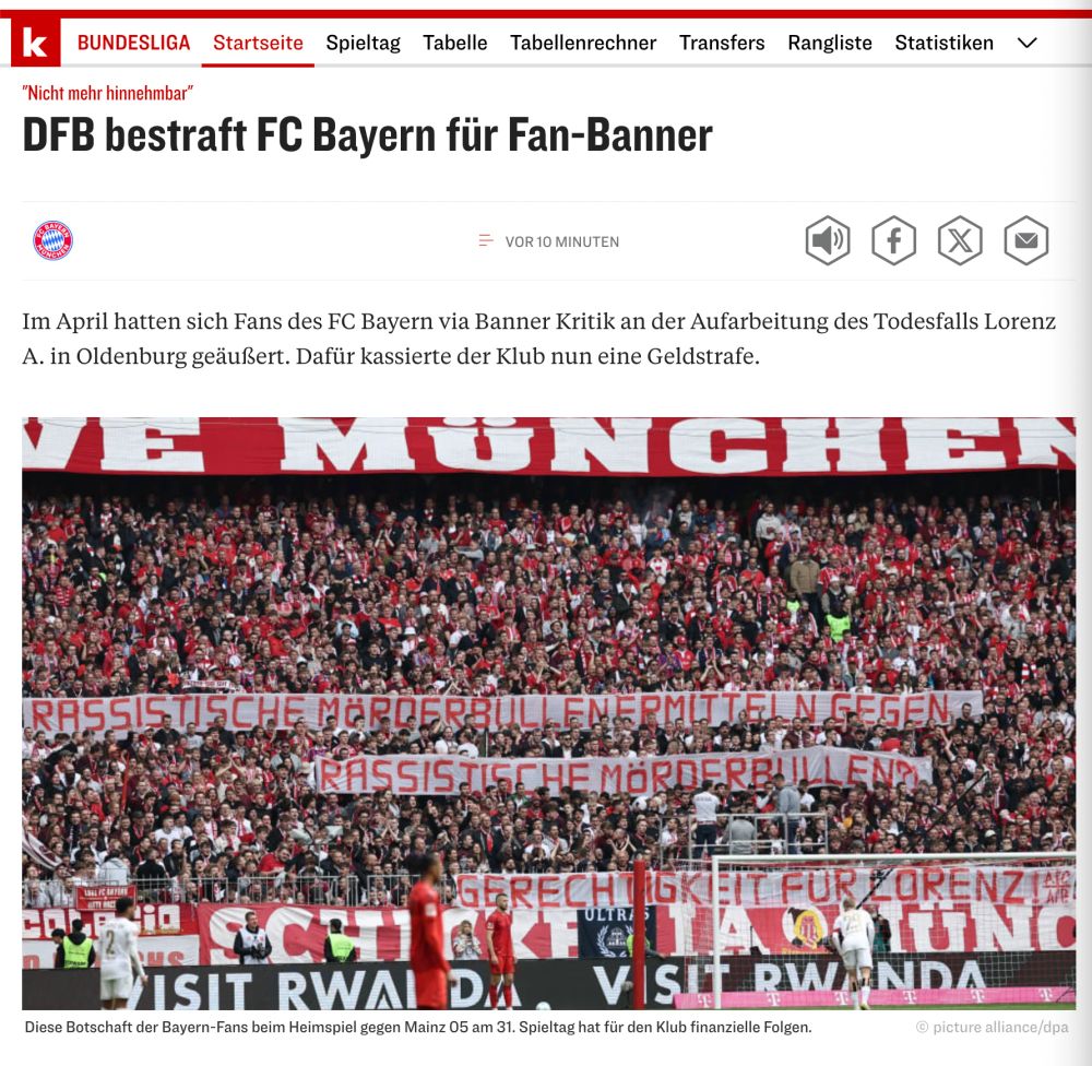 Screenshot eines Artikels mit der Überschrift „DFB bestraft FC Bayern für Fan-Banner“. Darunter ein großes Stadionfoto: Bayern-Fans halten rote und weiße Banner hoch, auf denen sie Kritik an der Aufarbeitung des Todesfalls Lorenz A. äußern. Im Vordergrund sind Spieler auf dem Spielfeld zu sehen.