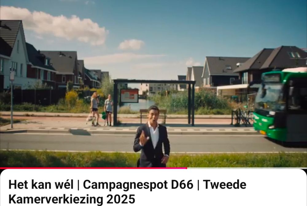 Rob Jetten met een bus in de campagnespot van D66