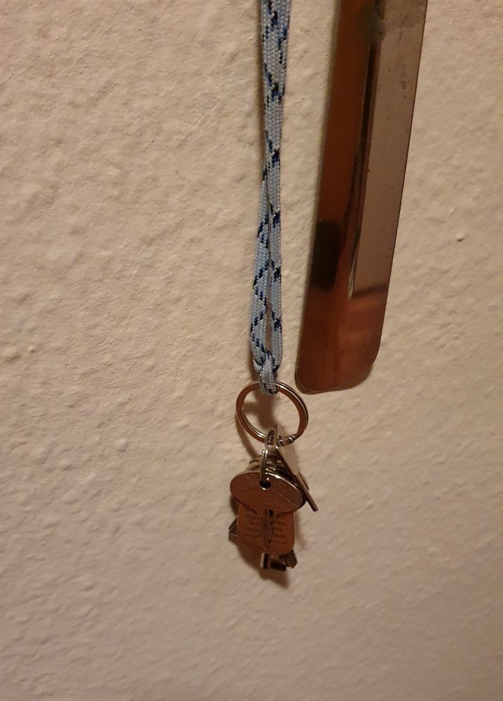 Schlüsselbund hängt an einem Haken 