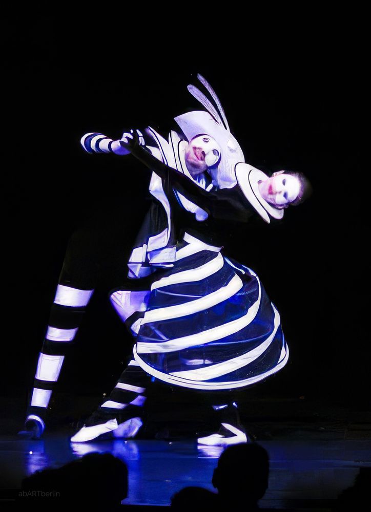 Ein Tanz von Harlekin und Columbine mit ausladender Kostümierung im Style von Comedia dell Arte.