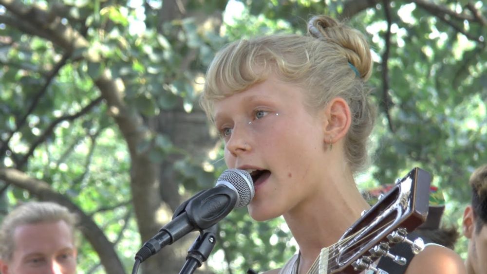 Alice Phoebe Lou - "The Tiger" - Busking in Berlin