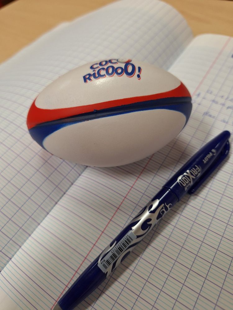 Cahier et stylo d'élève et mini ballon de rugby antistress en mousse