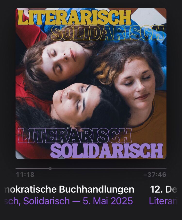 screenshot von der podcastfolge in podcastapp -  ein gruppenportrait der drei podcasterinnen, ihre gesichter nah beieinander mit geschlossenen augen. darunter steht der folgentitel und das datum 05. mai 2025