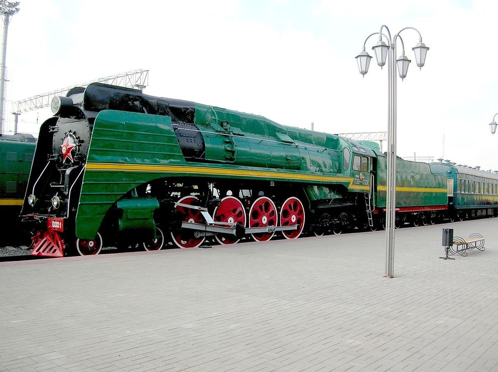 Eine sowjetische P36 Lokomotive. Vorn prangt ein großer roter Stern. Die Seiten sind verkleidet und in grün gehalten. Die Treibräder sind in rot gehalten.