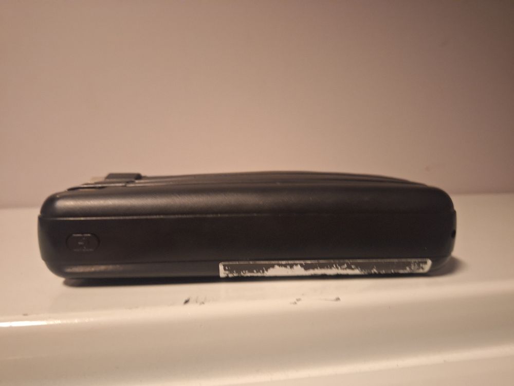 Eine schwarze Powerbank.
Die Mitte wölbt sich verdächtig nach außen.