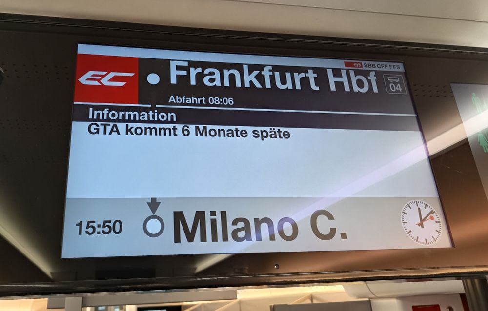 Eine Anzeige in einem SBB Zug.
Sie zeigt an "GTA kommt 6 Monate später"