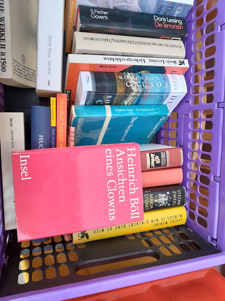 Bücherkiste mit Böll, Hesse, Zweig usw.