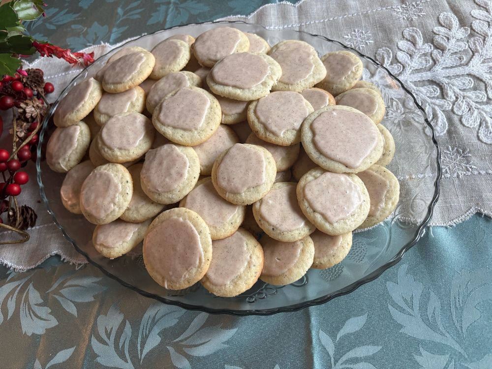 Plate full of 84 of Taylor’s chai sugar cookies with eggnog icing based off the cookies she made for 1989 secret sessions