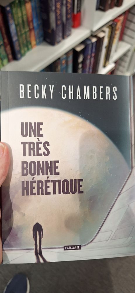 Couv du nouveau livre de Becky Chambers : Une très bonne hérétique 

Lisez Becky Chambers !!!