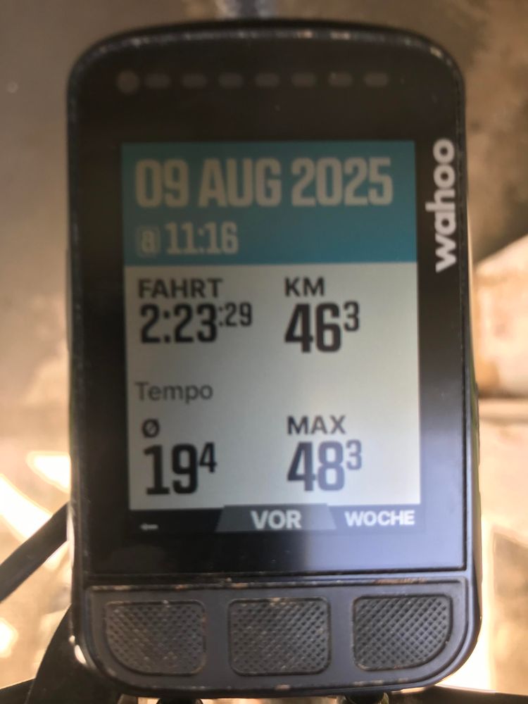 Ein Radcomputer, die Zahlen sagen 2:23 Dauer, 46,3km Strecke, Schnitt 19,4 und 48,3 Maximalspeed.