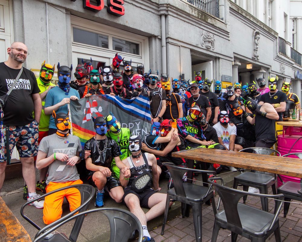 Gruppe von ca. 44 Puppies vor der Bar Friends in Bremen
