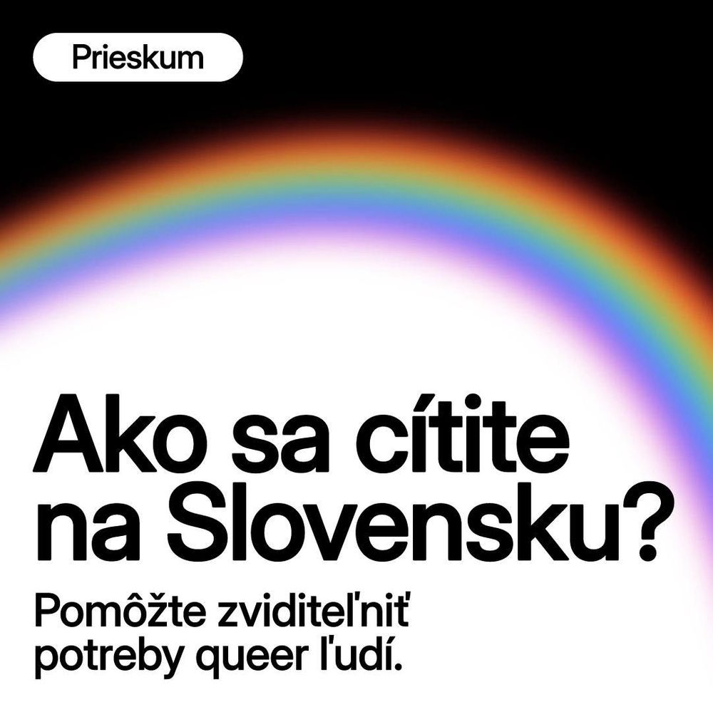 Na černobílém pozadí s duhou je napsáno prieskum, Ako sa cítíte na Slovensku? Pomôžte zviditeľniť potreby queer ľudí.