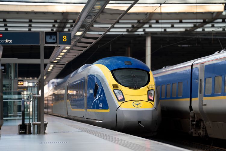 An e320 on the platform at London St Pancras International, behind an e300 can be seen from the side.