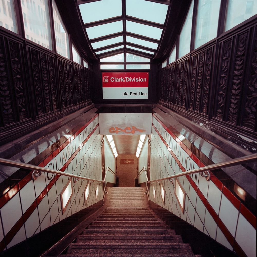 Clark/Division, Chicago, 2023 | Hasselblad SWC/M | Zeiss Biogon 38/4,5 | Kodak Portra 160
#chicago #chitown #hasselbladswc #hasselblad #kodak #filmisnotdead #metrostation #kodakportra #metro #davidaunercine #swc #swcm #zeiss #biogon