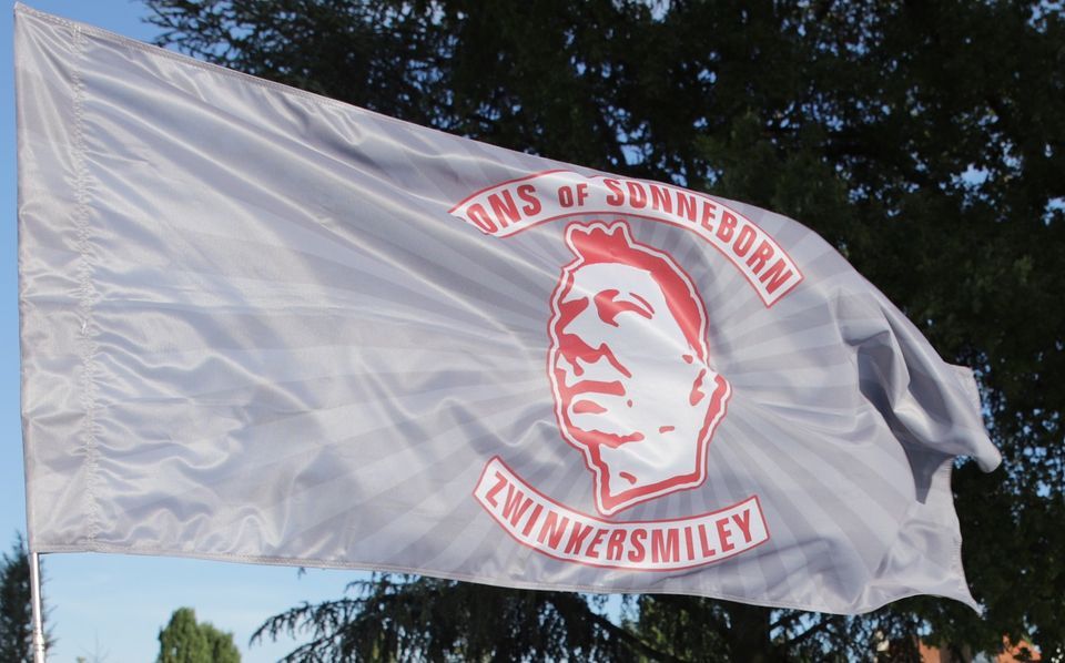 Die Fahne des Sons of Sonneborn MC flattert im Wind.