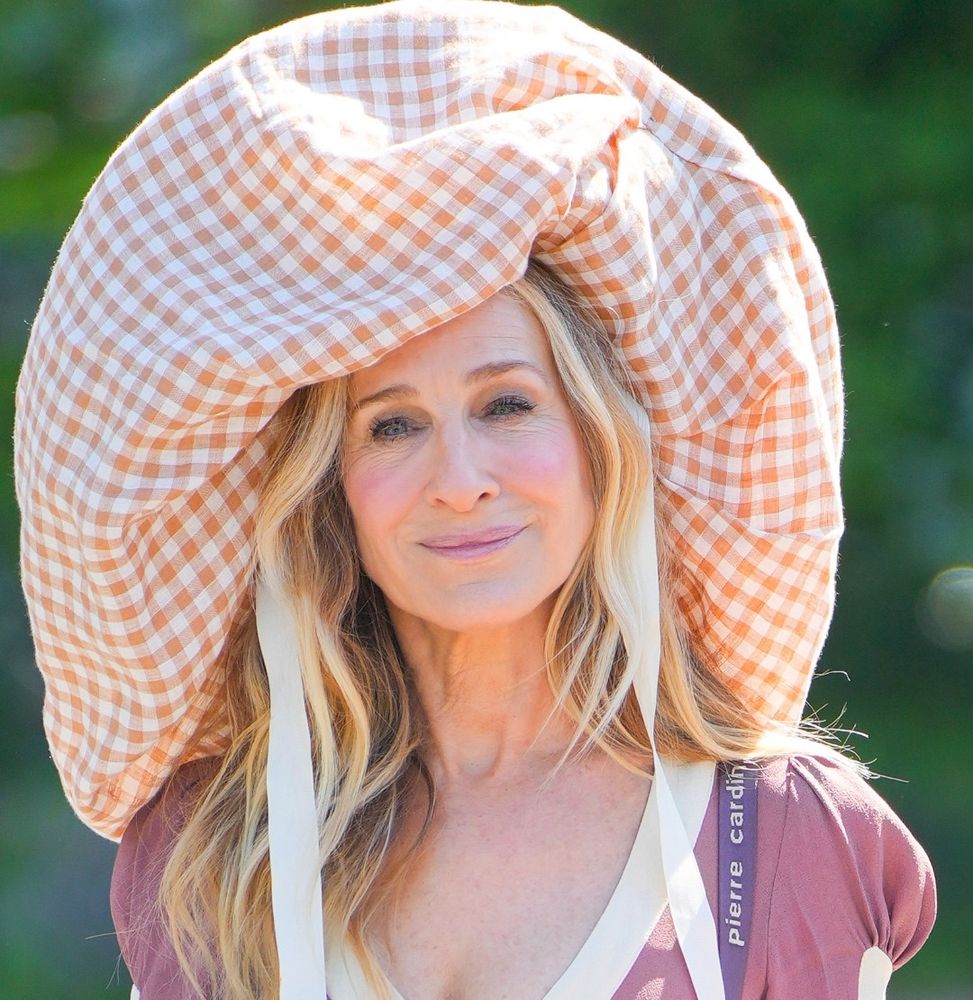 Sarah Jessica Parker wearing what I guess is a "hat".