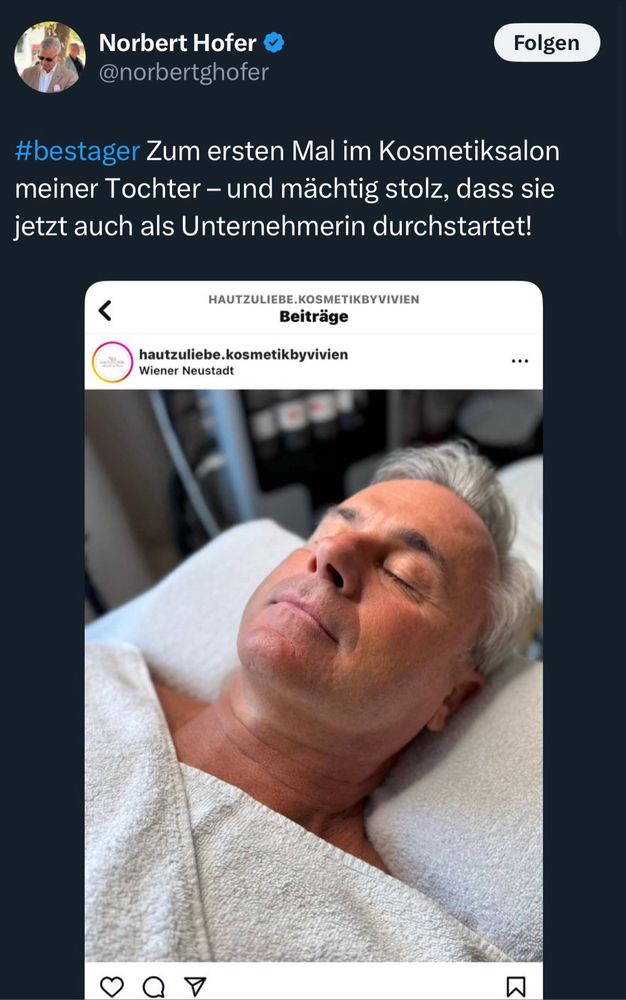 Ein Mann liegt entspannt mit geschlossenen Augen auf einer Behandlungsliege in einem Kosmetiksalon. Er ist in ein weißes Handtuch gehüllt. Der Screenshot stammt aus einem Social-Media-Beitrag von Norbert Hofer, in dem er stolz berichtet, dass er zum ersten Mal den Kosmetiksalon seiner Tochter besucht hat und sich über ihren unternehmerischen Start freut.