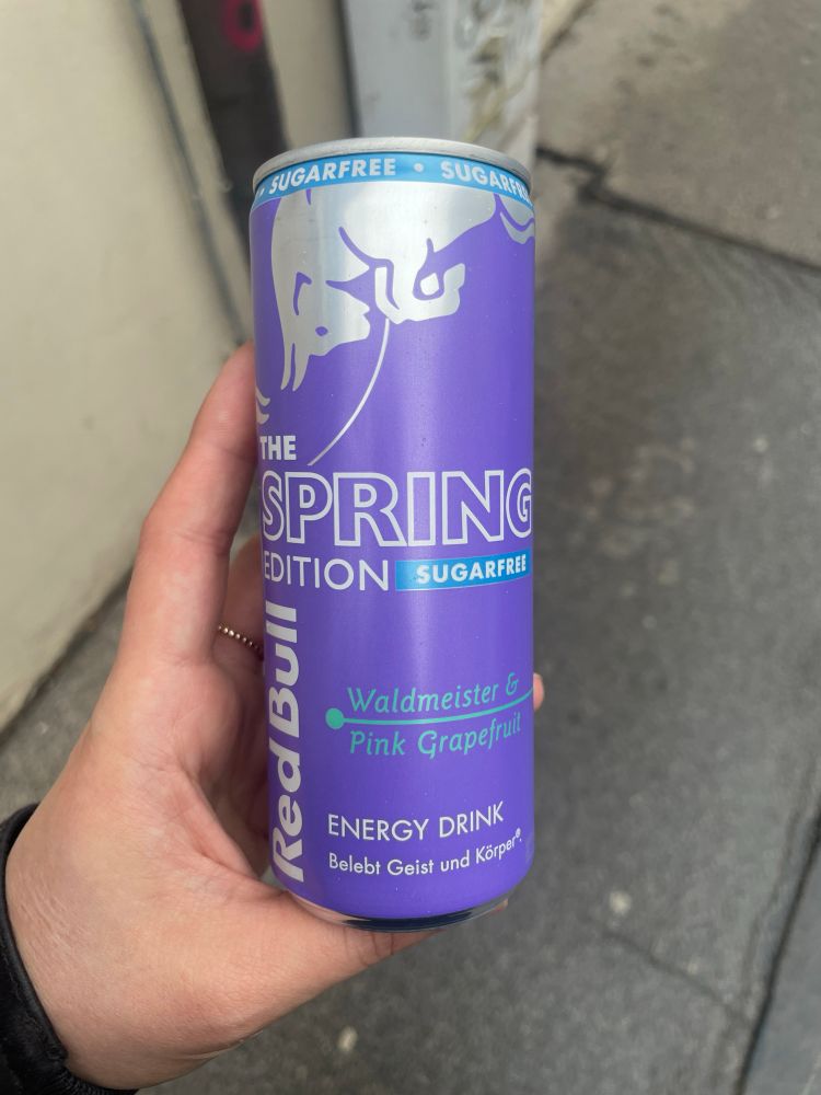 Lila Dose mit einem neuen red Bull in der spring Edition sugarfree Waldmeister Grapefruit 
