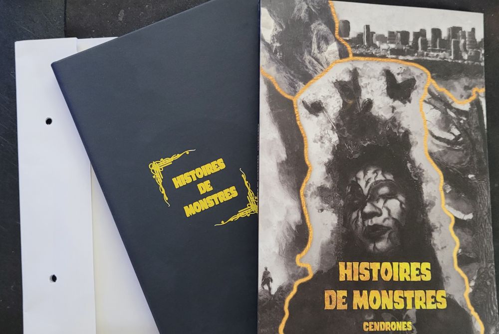 Le livre d'Histoires de monstres, un carnet personnalisé et une enveloppe à bulles. 