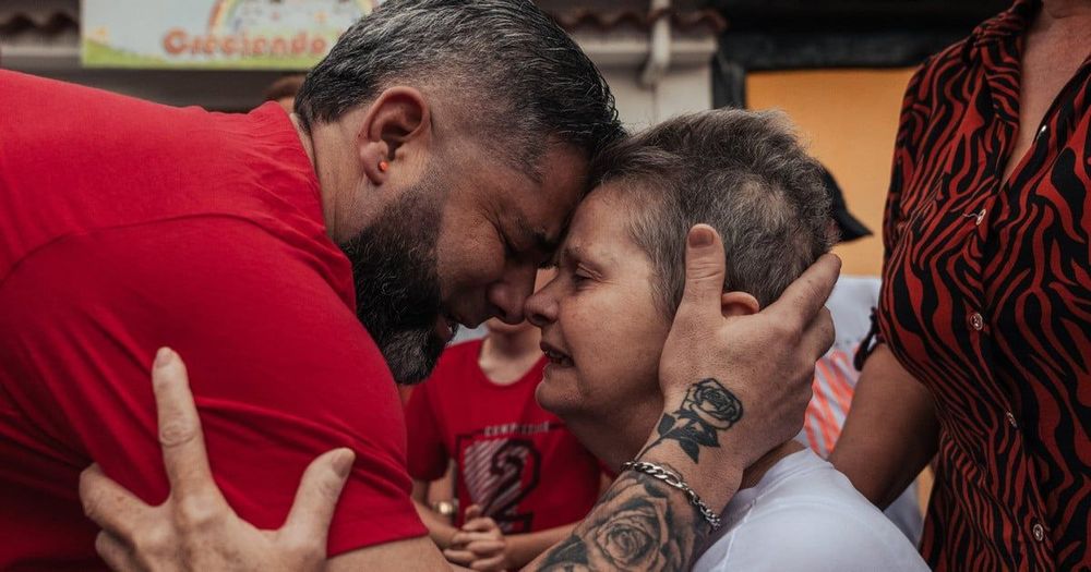 Over the past four months, a photojournalist documented the lives of five families whose sons had been imprisoned in El Salvador, including their long-awaited reunions. CECOT left a mark on the men,…