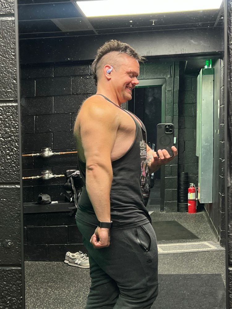 Side chest and showing off the right arm (mirrored)