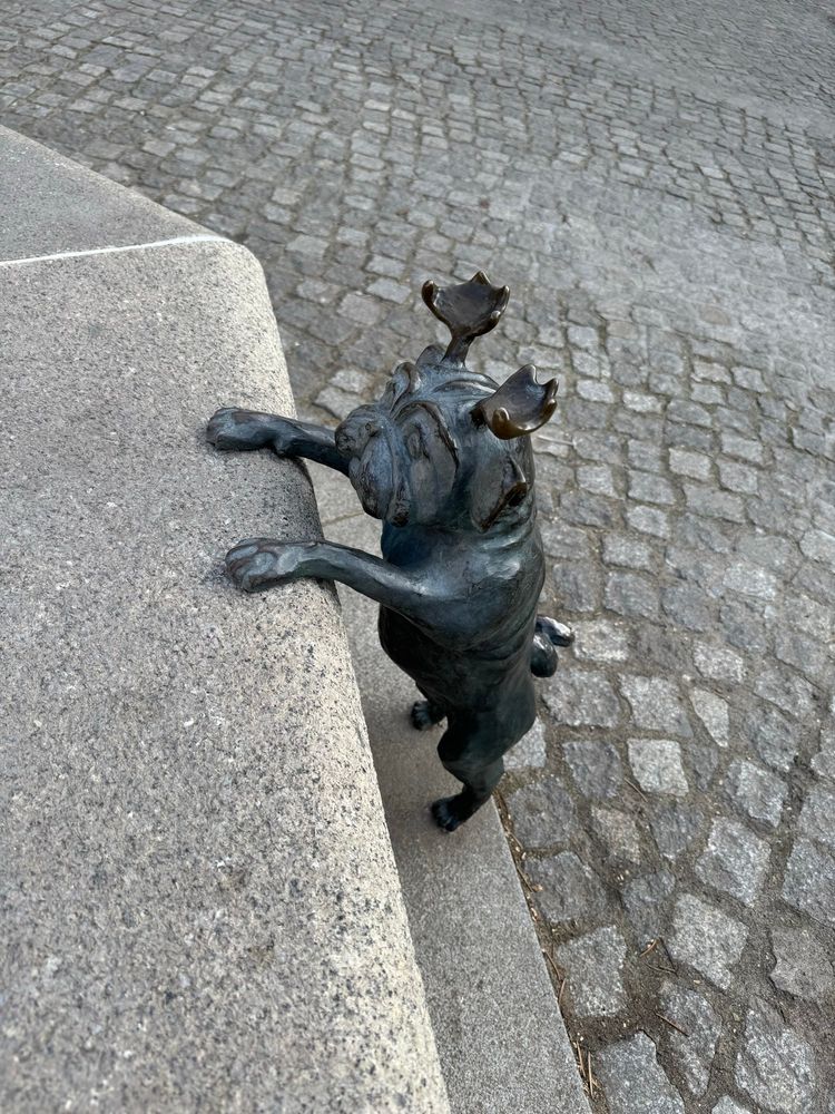Mopsfigur aus Bronze