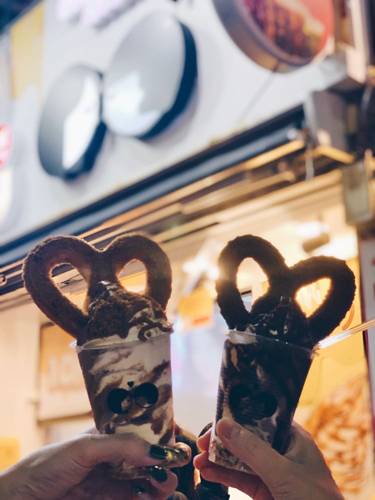 透明のカップに入ったチョコとミルクのソフトクリームに、ハート型のチュロスがトッピングされているスイーツ。
ロータスクッキー味とチョコレート味。