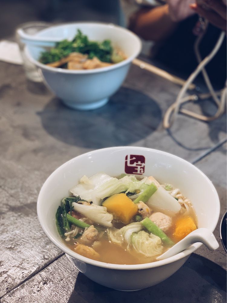 辛いのが苦手なので、白湯スープの麻辣湯。
すきなトッピングてきとーに選んだ結果見た目がすでに食べかけ。