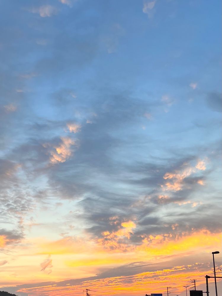 陽が沈みかけた夕焼け空。
青い空がオレンジ色に染まっていく時間がすき。