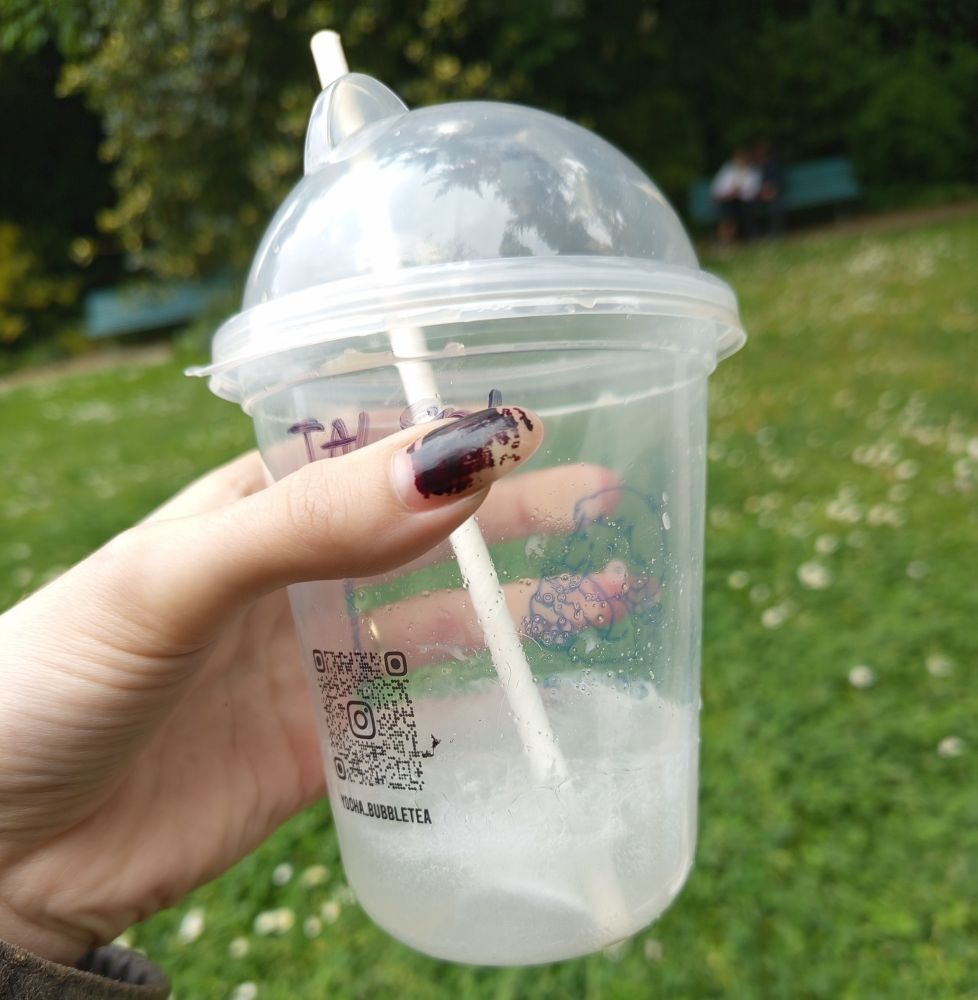 cachet d'actron dans un gobelet de bubble tea
