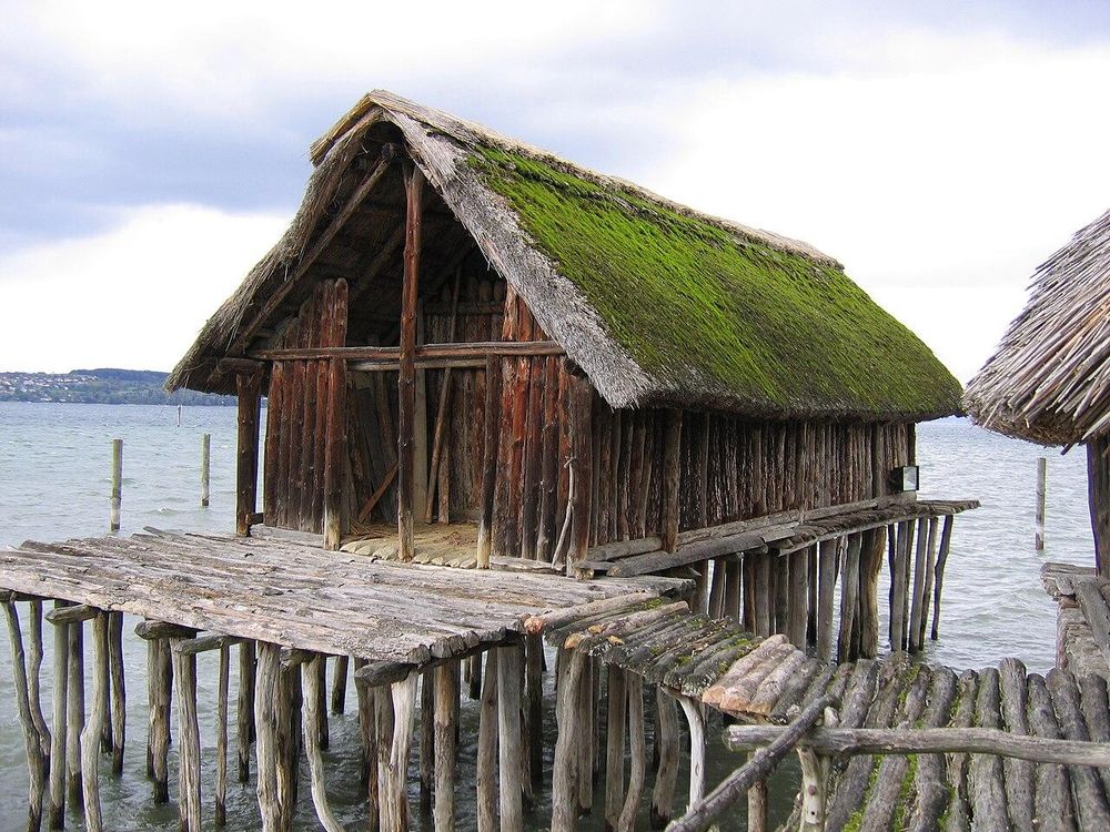 Casa de madera construida sobre pilares sobre el agua.