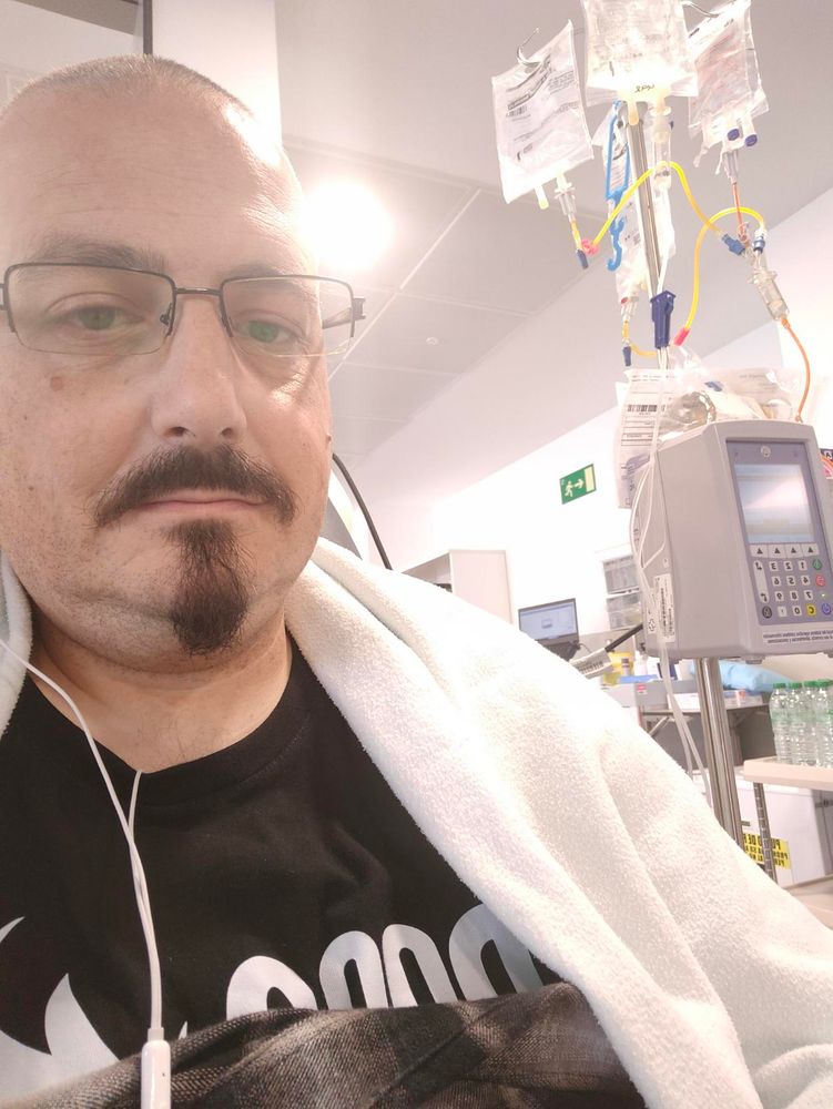 Selfie con la cabeza rapada y enchufado al mástil con los goteros.