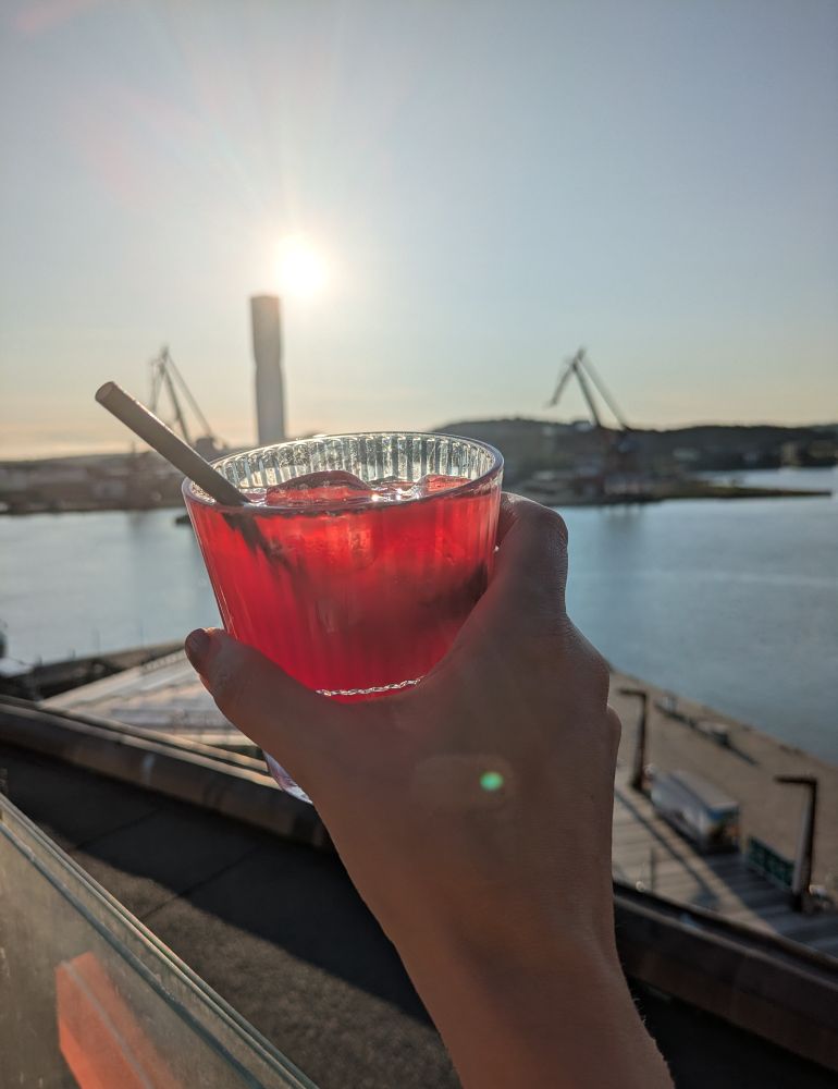 Smultron drink på takterrass. I bakgrunden Karlatornet och kranar. 