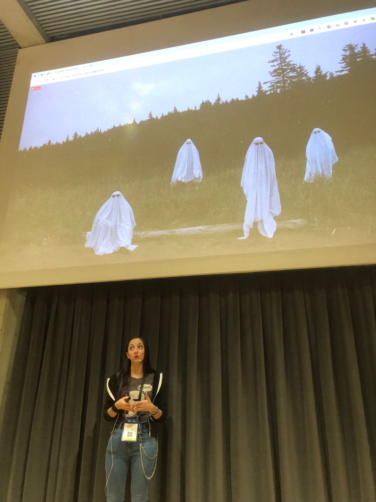 Mia durante la presentación “A veces veo atributos aria”, con una dispositiva llena de fantasmas