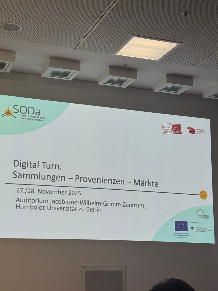 Man sieht einen Präsentation durch einen Beamer an die Wand projiziert.