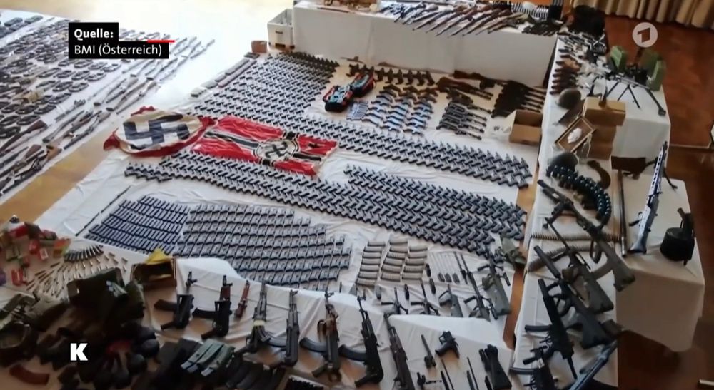 Auslage mit hunderten Waffen, dazwischen Hakenkreuz-Fahnen - Foto des österreichischen Innenministeriums